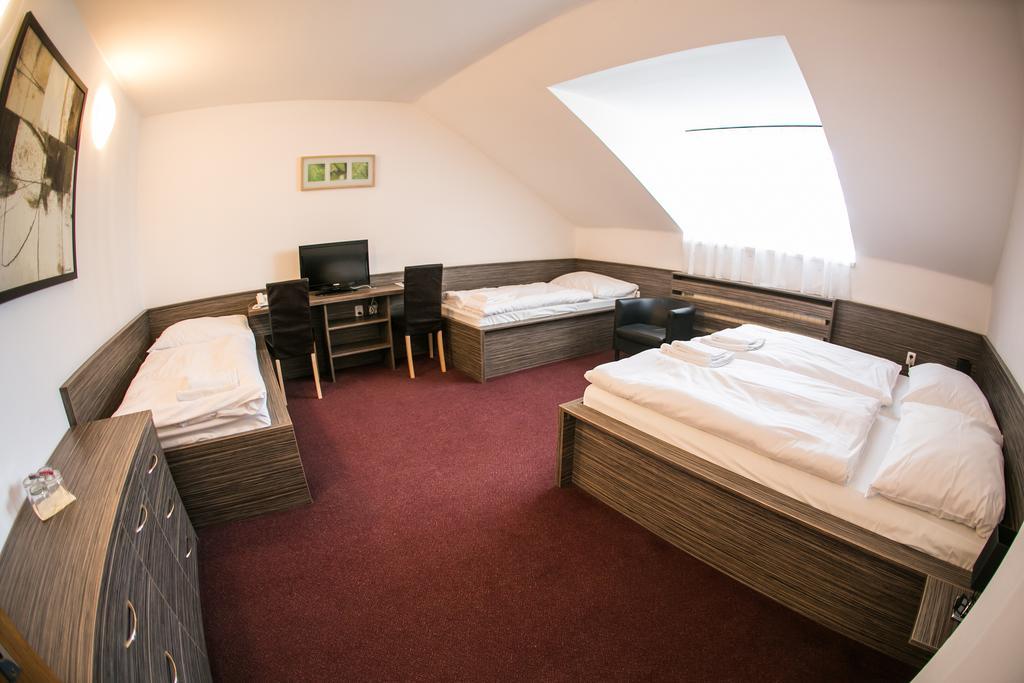 Hotel Rose Břeclav Εξωτερικό φωτογραφία