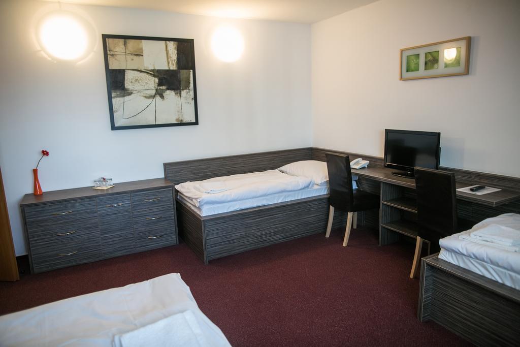 Hotel Rose Břeclav Εξωτερικό φωτογραφία