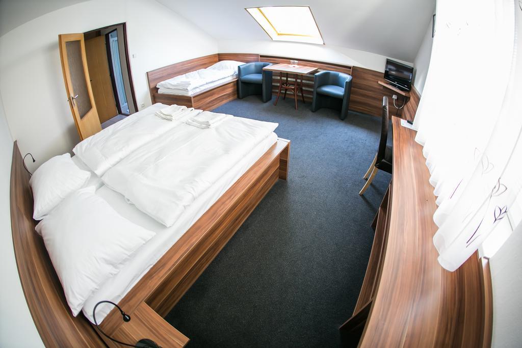 Hotel Rose Břeclav Εξωτερικό φωτογραφία