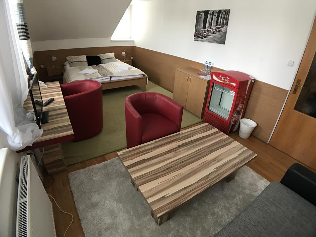 Hotel Rose Břeclav Εξωτερικό φωτογραφία