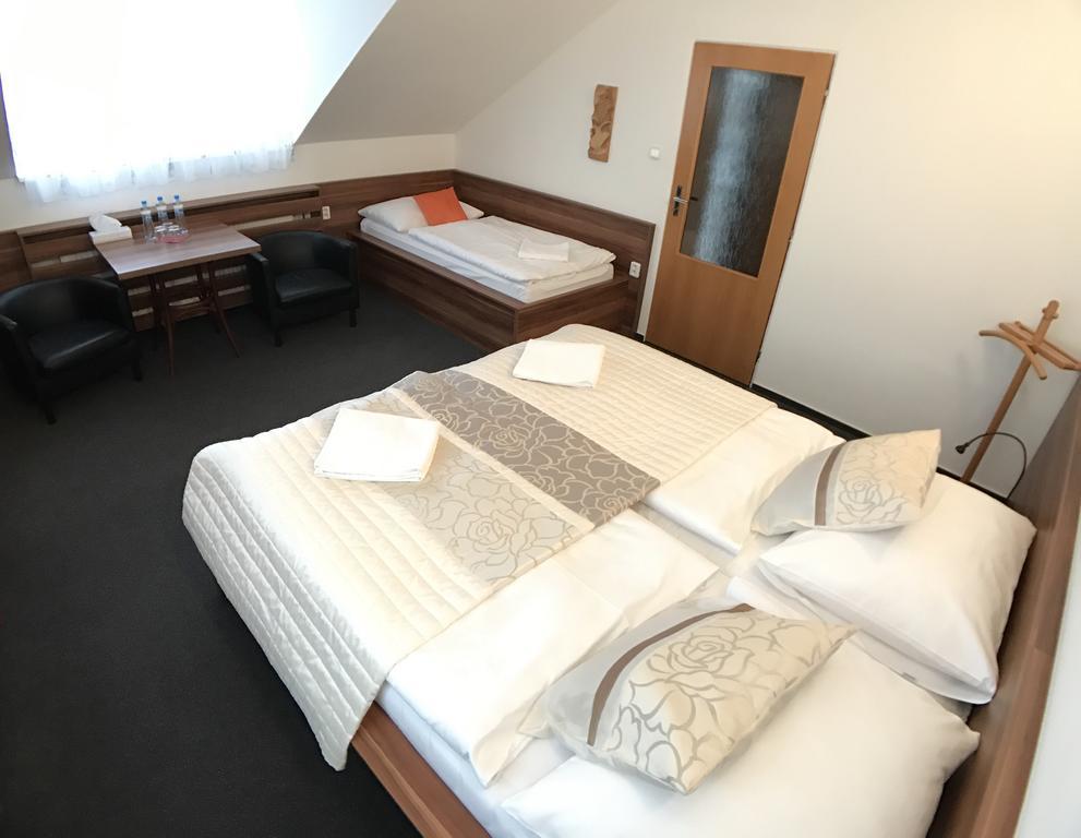 Hotel Rose Břeclav Εξωτερικό φωτογραφία