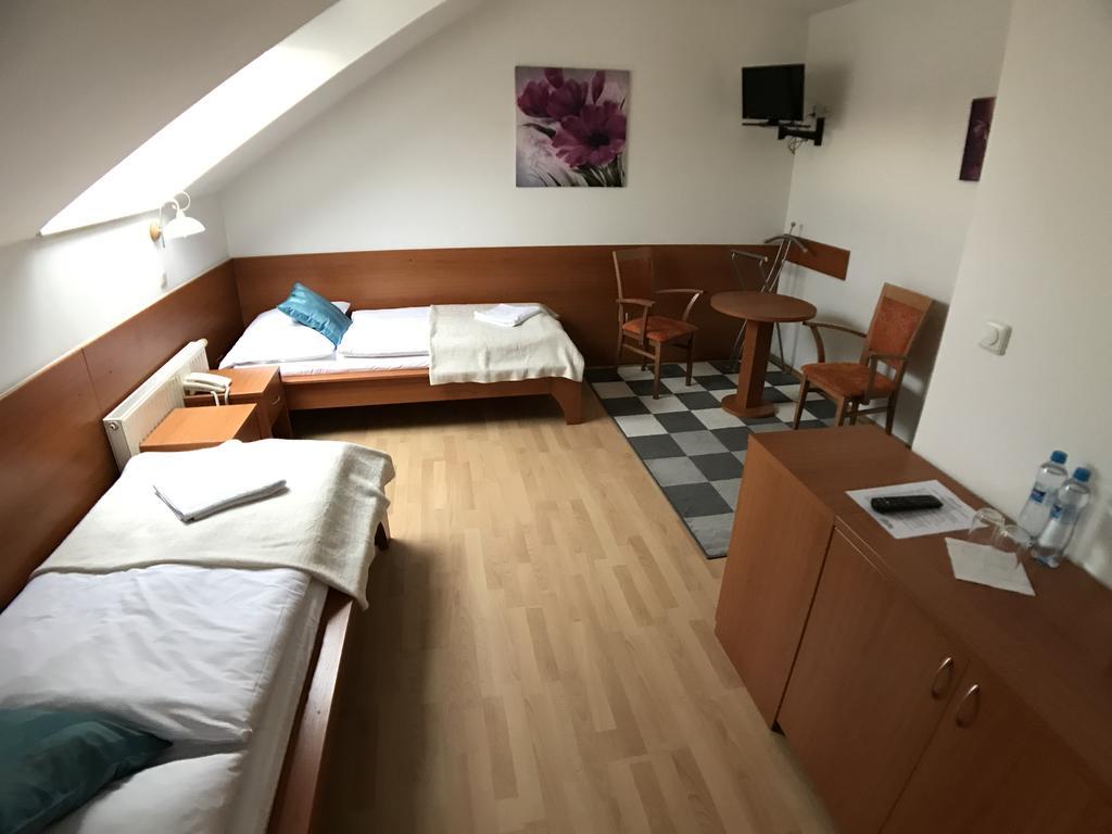 Hotel Rose Břeclav Εξωτερικό φωτογραφία