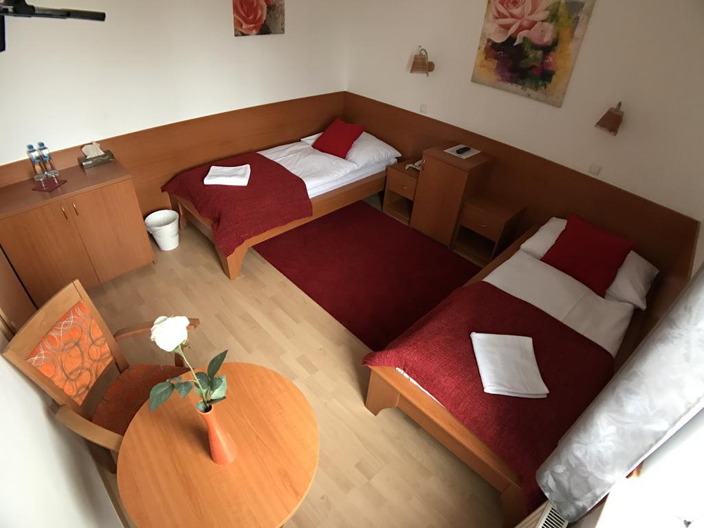Hotel Rose Břeclav Εξωτερικό φωτογραφία