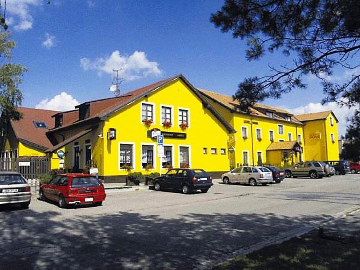 Hotel Rose Břeclav Εξωτερικό φωτογραφία